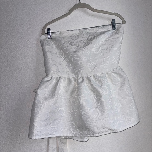 LAAGAM Tops - LAAGAM White Cecicle Open Back Top Medium Large Floral